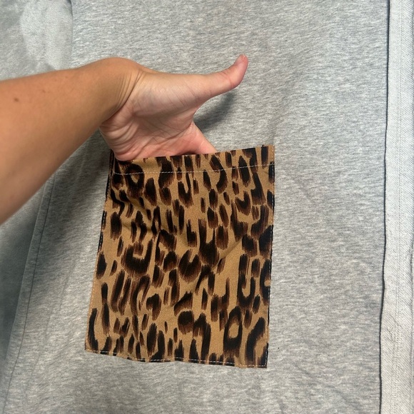 Umgee Sweatshirt Dress Women’s Medium Grey Leopard Print Cap Sleeve Pockets - Picture 5 of 7